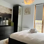 Stunning 2-Bed Apt & Balcony In Notting Hill